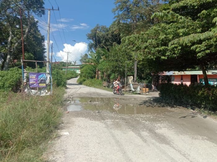 Pengunjung Keluhkan Kondisi Jalan Menuju Wisata Pantai Pasir Putih Parparean yang Rusak dan Minim Perawatan