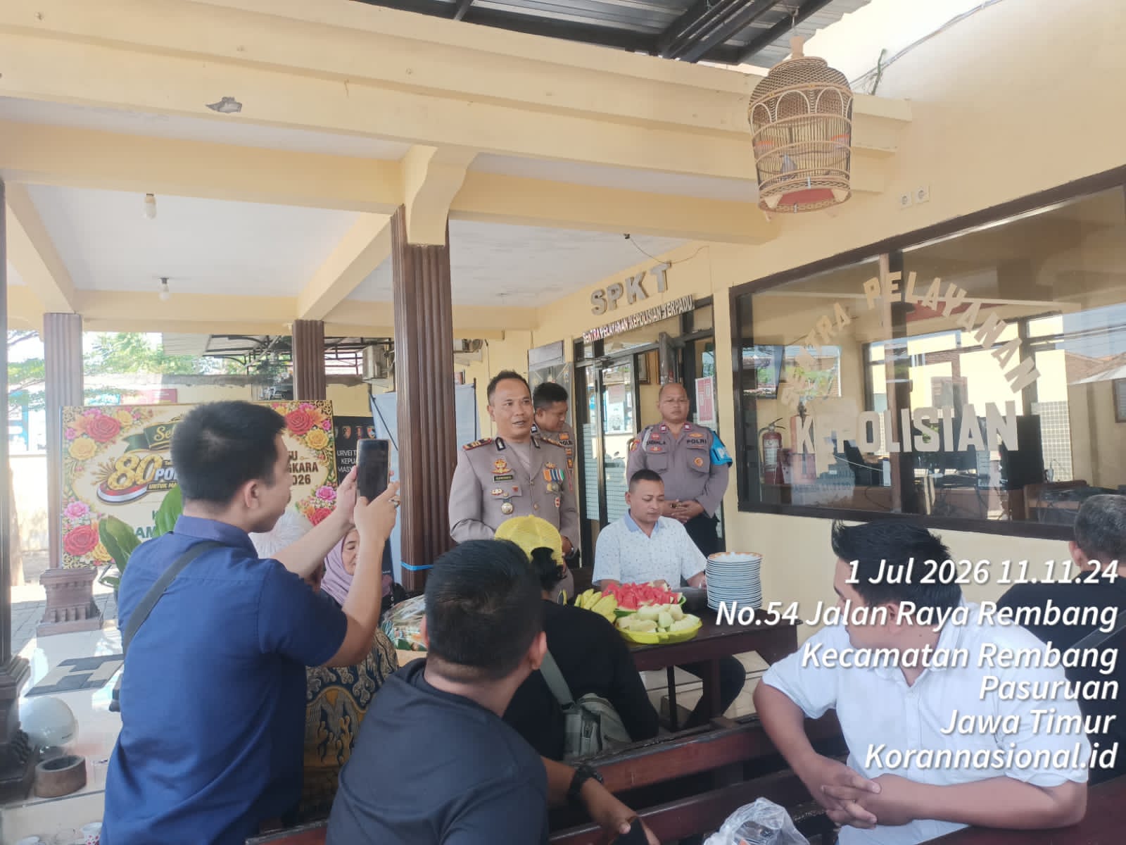 HUT Bhayangkara ke-80:  LKBH-SKR RI Bawa Tumpeng ke Polsek Rembang, Tegaskan Sinergi Kamtibmas