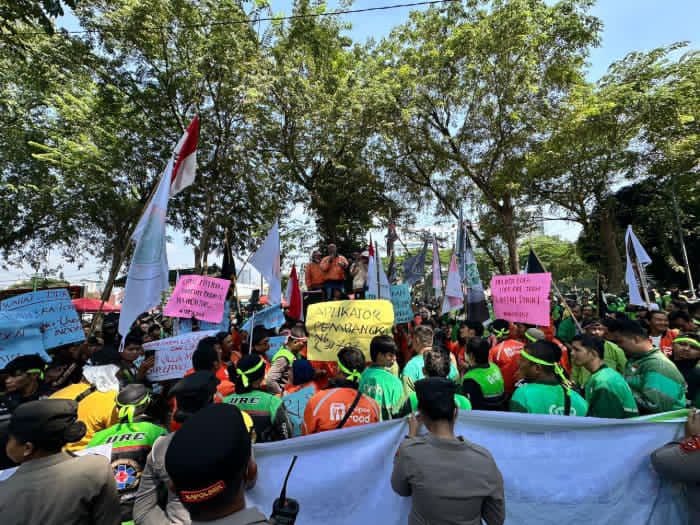 Para  Pekerja  Ojek Online   Gelar Aksi Damai  , Desak Tujuh Tuntutan Di Depan Gedung.DPRD Sumatera Utara.