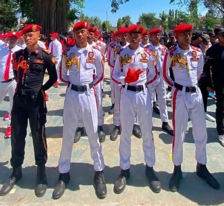 Nomor 319 Curi Perhatian di Gerak Jalan Bangkalan, 17 Siswa SMK Indo Baruna Tampil Atraktif dengan PBB Musik Guns N' Roses