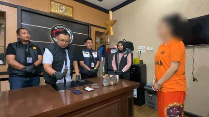 Seorang Wanita Berprofesi Sebagai Disc Jockey Di Kota Medan Diduga Menjual Dan Memakai Pod Getar, Diamankan Polisi