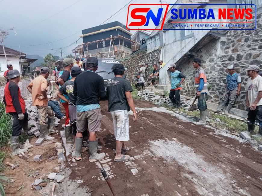 Warga Palangsari Puspo Pasang Paving Secara Swadaya, Harapkan Perbaikan Jalan Kabupaten